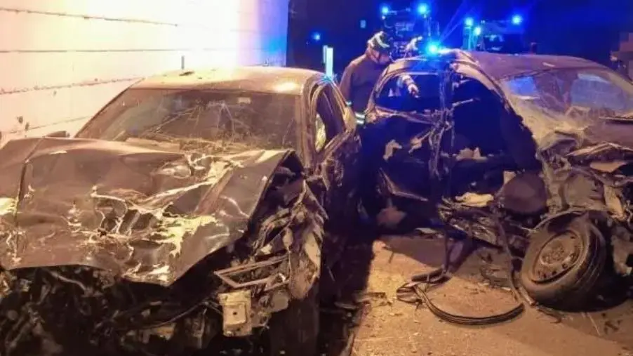 images Tragedia nel Catanzarese, 15enne muore in un incidente: 6 giovani in ospedale 