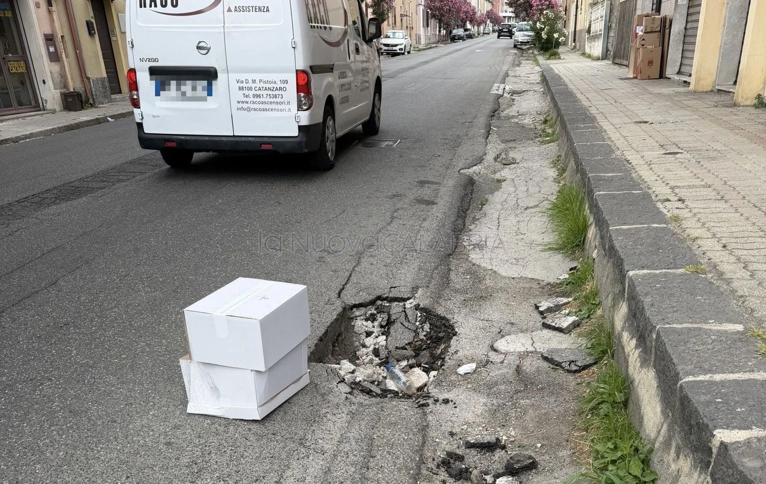 Asfalto groviera nel quartiere Lido, l'appello: "Mettere subito in sicurezza la strada"