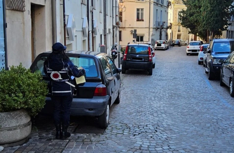 Catanzaro, sosta selvaggia nel centro storico: multe e controlli per chi intralcia la nuova mobilità