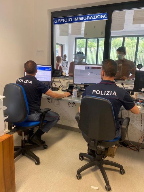 images Catanzaro, il Questore dispone il trattenimento di un cittadino straniero pericoloso per l’ordine e la sicurezza

