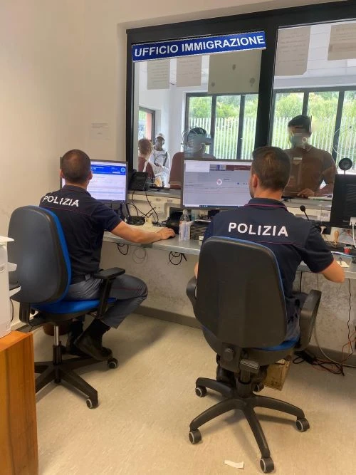 Catanzaro, il Questore dispone il trattenimento di un cittadino straniero pericoloso per l’ordine e la sicurezza
