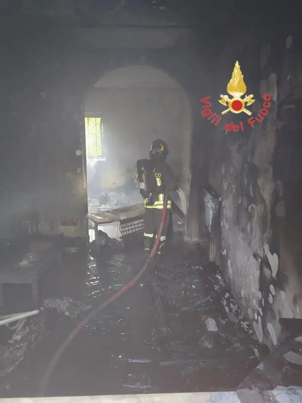 In fiamme un'abitazione ad Amaroni: due persone intossicate a causa del fumo images In fiamme un'abitazione ad Amaroni: due persone intossicate a causa del fumo