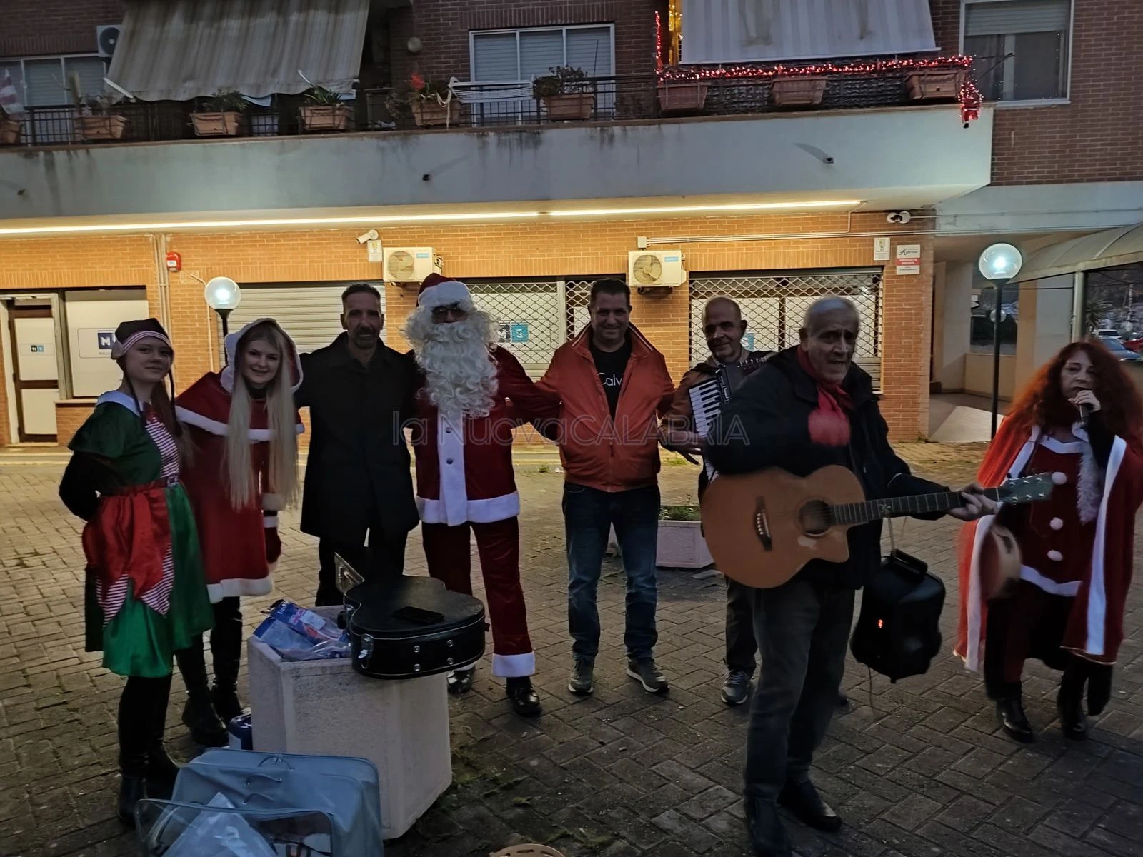A Catanzaro sorrisi, doni e canti a Via Fares con "La Casa di Babbo Natale"