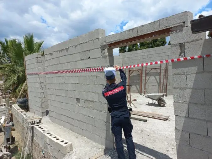 images Lamezia Terme. Assenza e irregolarità di autorizzazioni edilizie e paesaggistiche, sequestri per 70mila euro 
