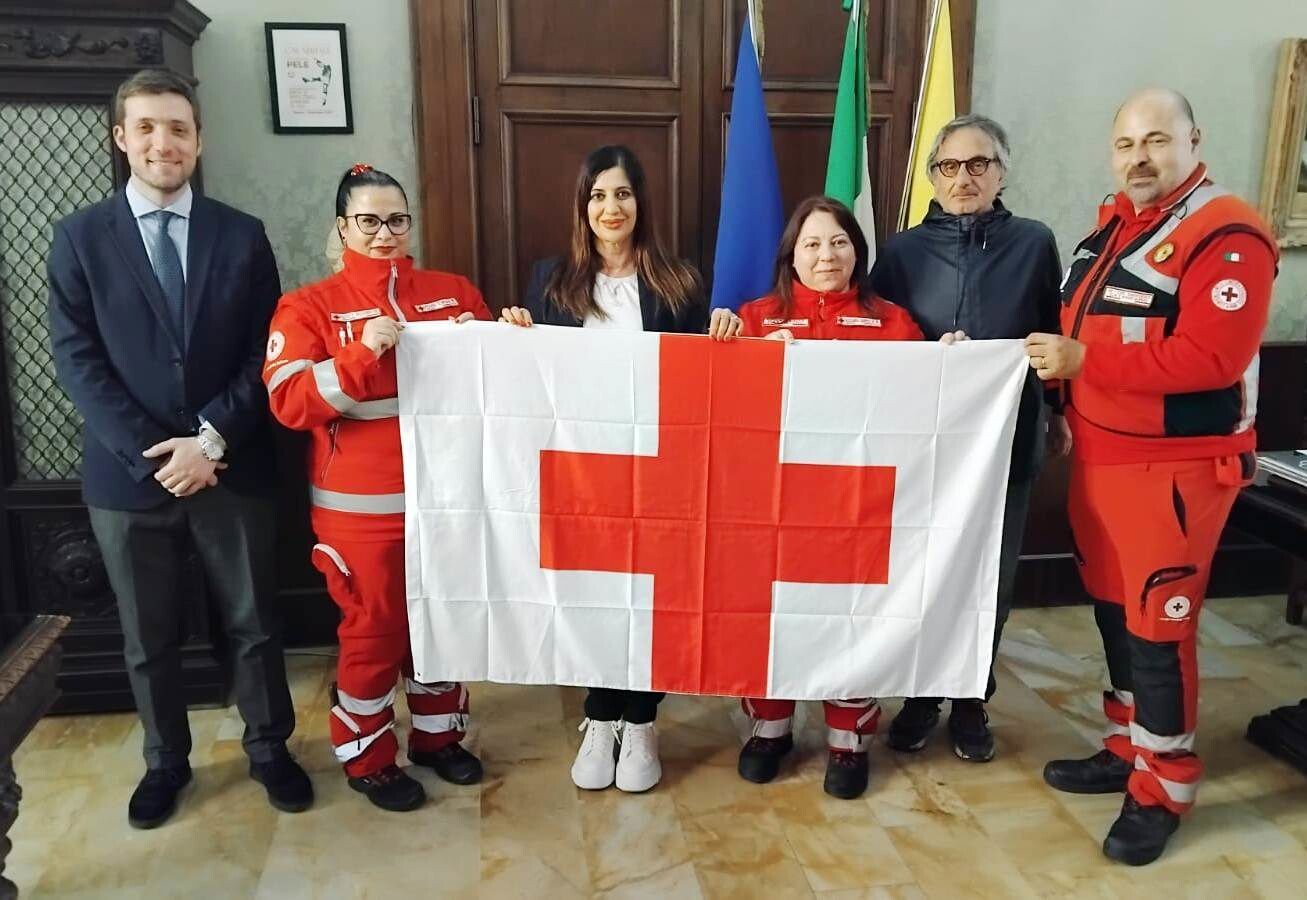 images La Croce Rossa Italiana consegna al Comune di Catanzaro la propria bandiera