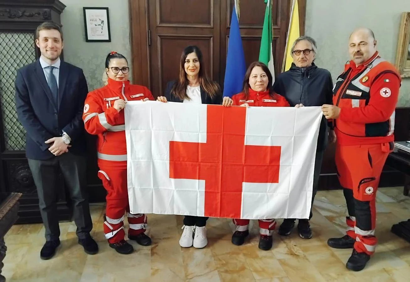La Croce Rossa Italiana consegna al Comune di Catanzaro la propria bandiera