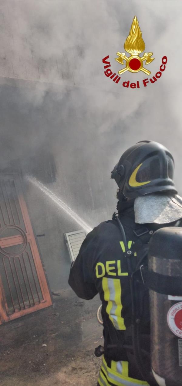images Paura a Cutro, incendio arriva  nelle case e distrugge automobili 