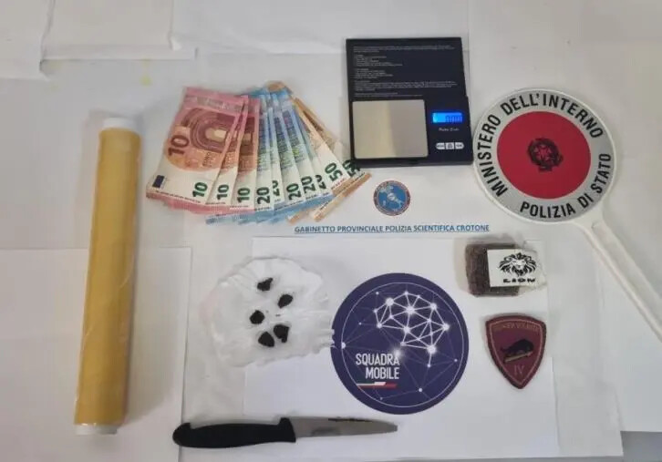 Nascondeva la droga in un appartamento sul lungomare di Crotone: arrestato un 53enne images Nascondeva la droga in un appartamento sul lungomare di Crotone: arrestato un 53enne