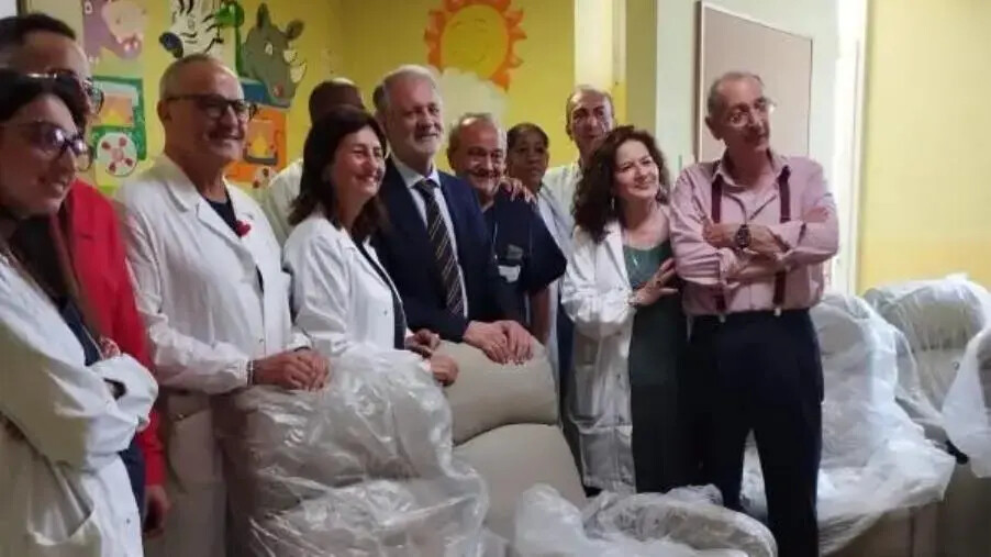 images Maggiore comfort ai genitori che assistono i bambini ricoverati: cerimonia di inaugurazione delle 15 poltrone al San Giovanni di Dio
