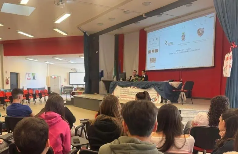 images Educazione alla legalità, i carabinieri incontrano gli alunni dell'Istituto 'Euclide' di Bova Marina  