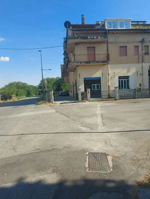 Strada pericolosa davanti scuola a Torano Scalo: l'appello di Corbelli a Faragalli