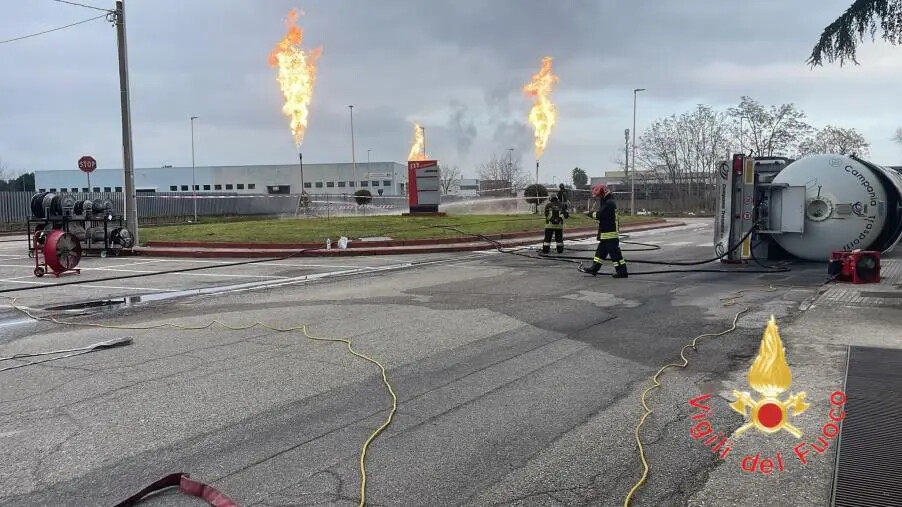 images Autocisterna con oltre 10000 Lt di Gpl ribaltata nel Cosentino: prosegue la bonifica del sito
