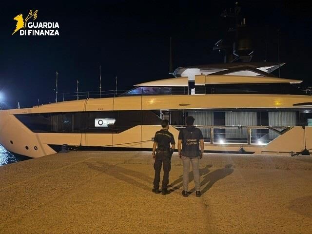 images Sequestrato yacht nel porto di Roccella Jonica: contestata evasione di oltre 2 milioni 