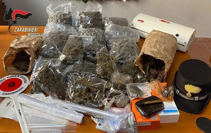 images Reggio, trovati con 4 chili di marijuana e hashish: arrestati 2 uomini e una donna  


