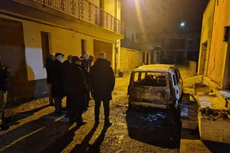 Dopo l'aggressione arriva l'intimidazione per il parroco di Varapodio: incendiata l'auto images Dopo l'aggressione arriva l'intimidazione per il parroco di Varapodio: incendiata l'auto