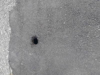 images Catanzaro, Mauro (Ponte Morandi): "Pericolosa buca su via Lungomare"