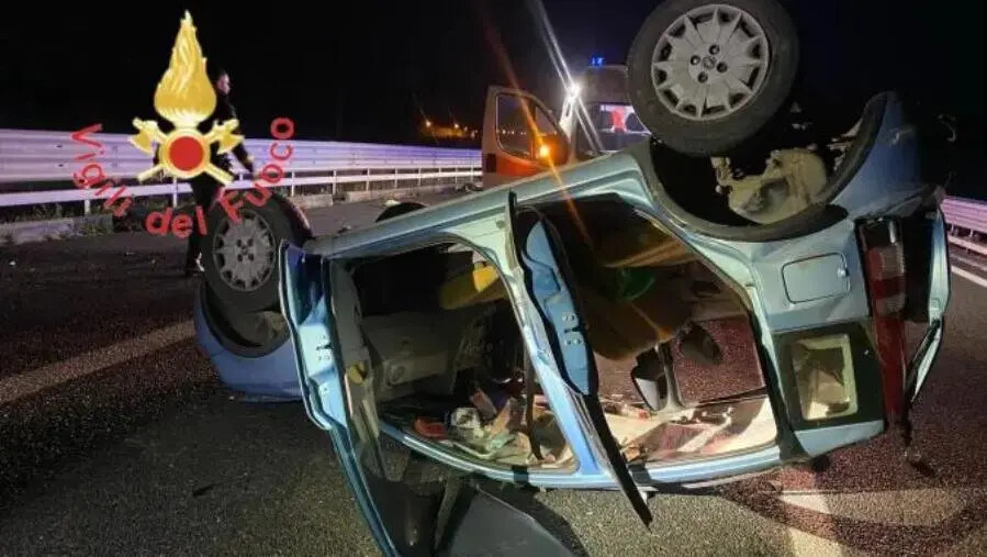 images Incidente sulla A2 a Gizzeria: due auto si ribaltano, quattro feriti