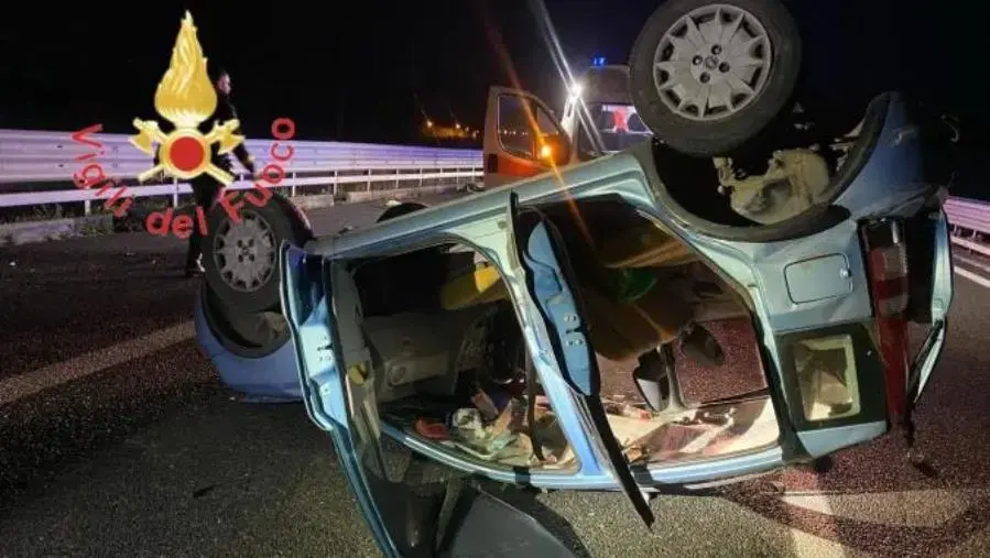 Incidente sulla A2 a Gizzeria: due auto si ribaltano, quattro feriti images Incidente sulla A2 a Gizzeria: due auto si ribaltano, quattro feriti