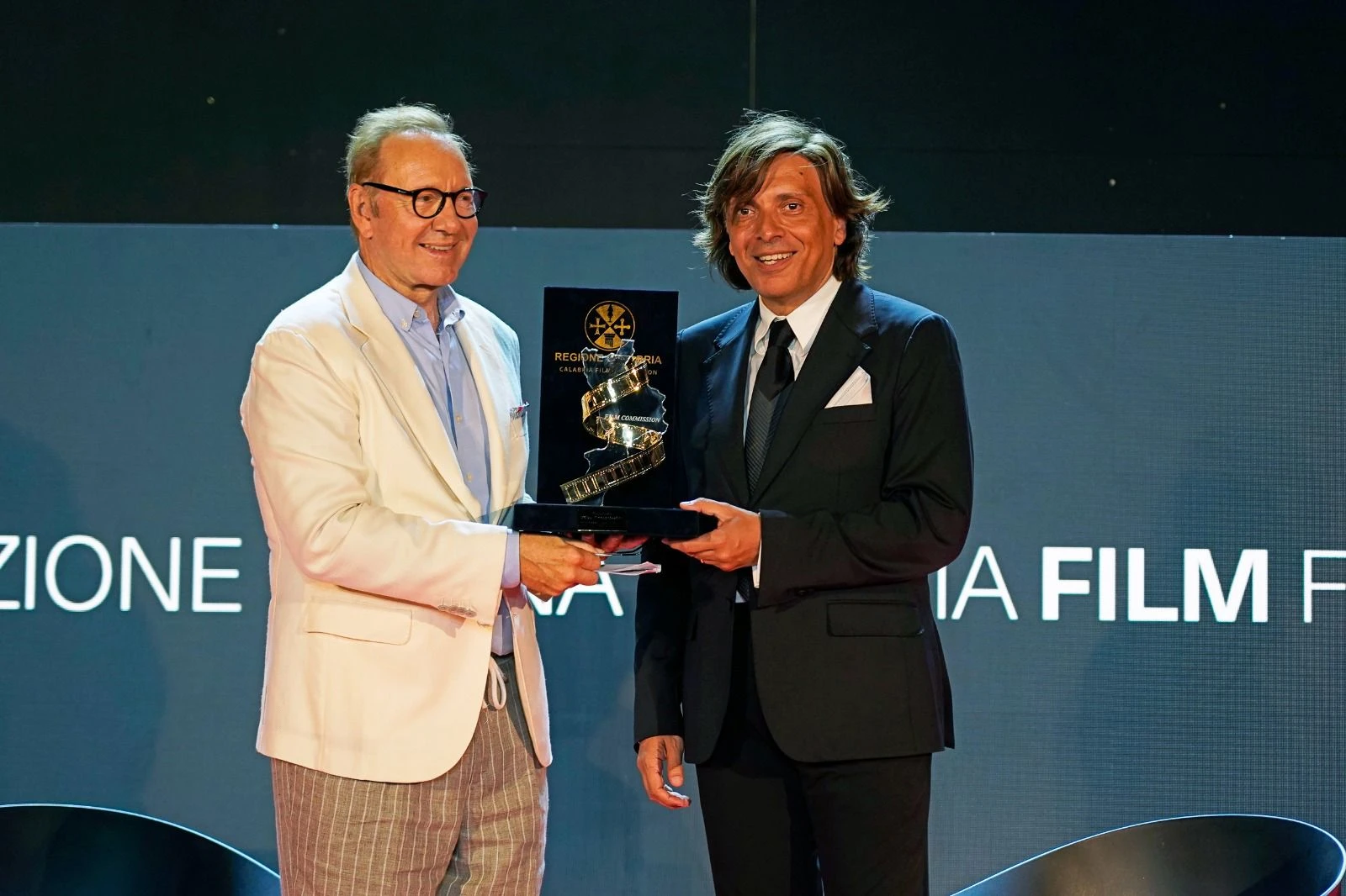 Mgff, Kevin Spacey e Isabella Ferrari ricevono il Premio della Calabria Film Commission