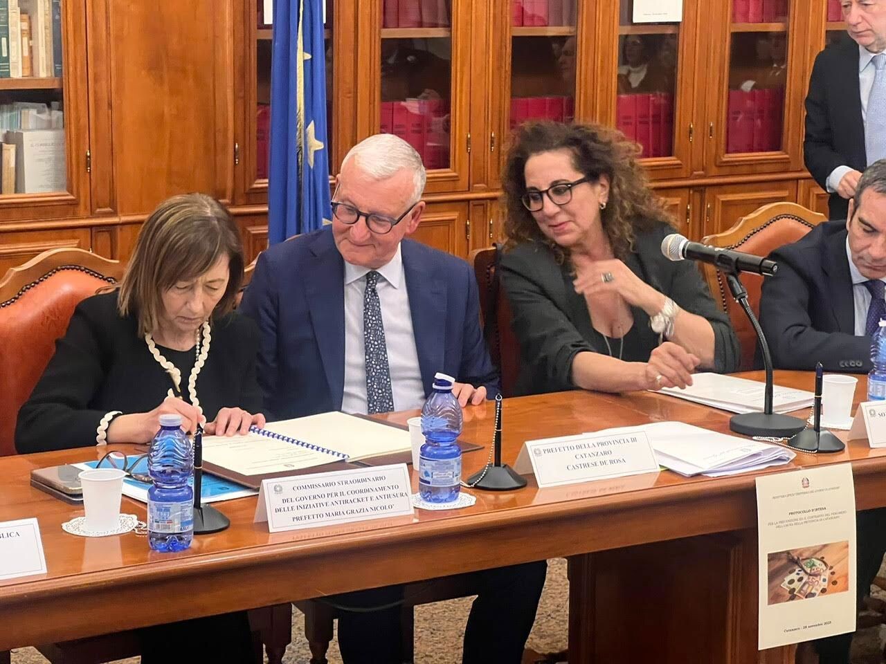 images Catanzaro, firmato il protocollo antiusura: “Denunciare conviene, lo Stato è al fianco delle vittime”