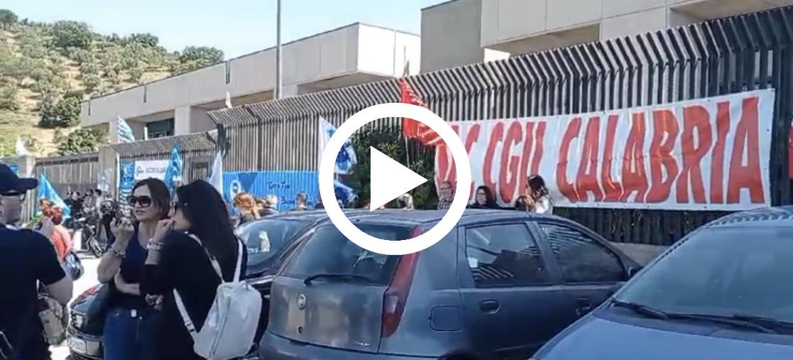 images Abramo customer care, al via il sit in dei lavoratori