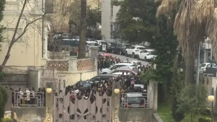 images Terremoto, caos a Catanzaro, il Comune: "L'area non rientra in quelle d'attesa ma ci siamo attivati"