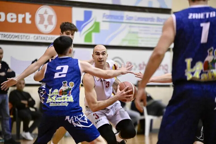 images Basket Academy Catanzaro archivia facilmente la pratica Savio Messina: in casa è 95-67