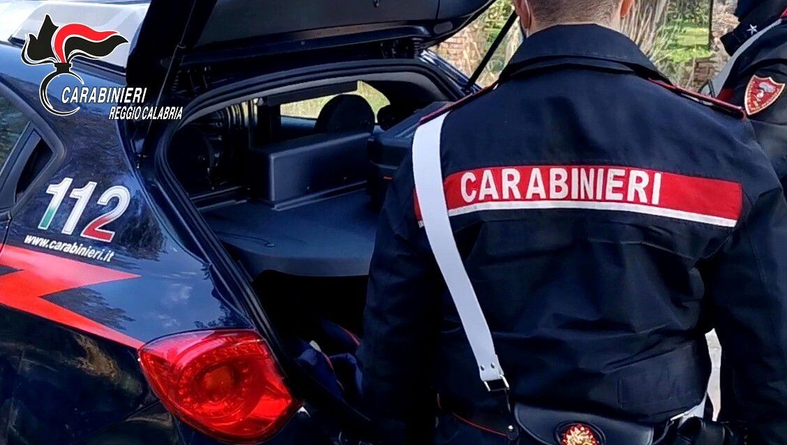 images Bagnara Calabria, viola la sorveglianza speciale e finisce in manette: donna indagata anche per un furto in casa ai danni di due anziani