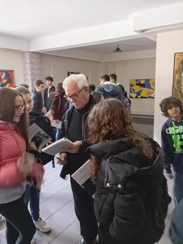 images Studenti a lezione gratuita di scultura dal maestro Luigi Verrino alla Galleria Arte Spazio di Catanzaro