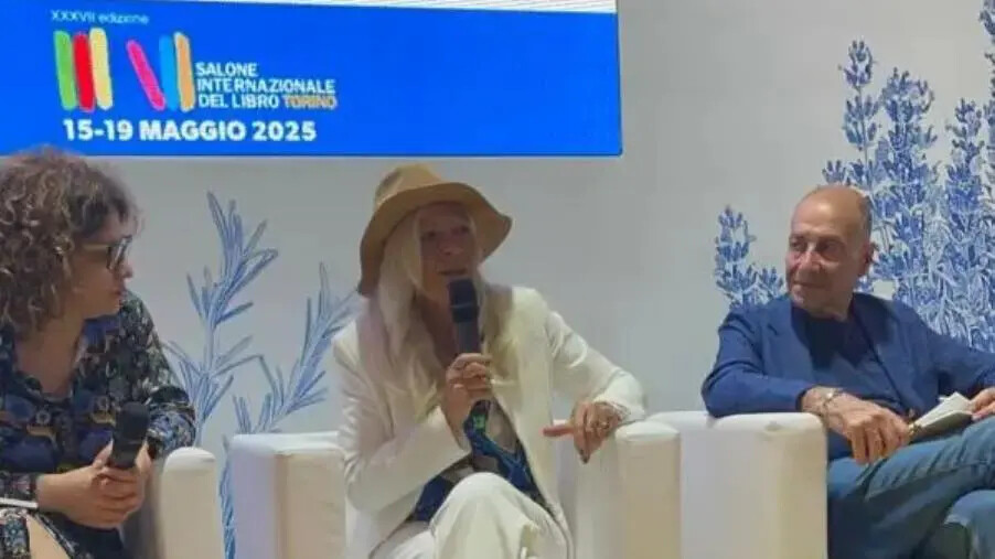 "Frammenti di Emozioni" della pittrice catanzarese Karmela Bueti al Salone del libro di Torino images "Frammenti di Emozioni" della pittrice catanzarese Karmela Bueti al Salone del libro di Torino