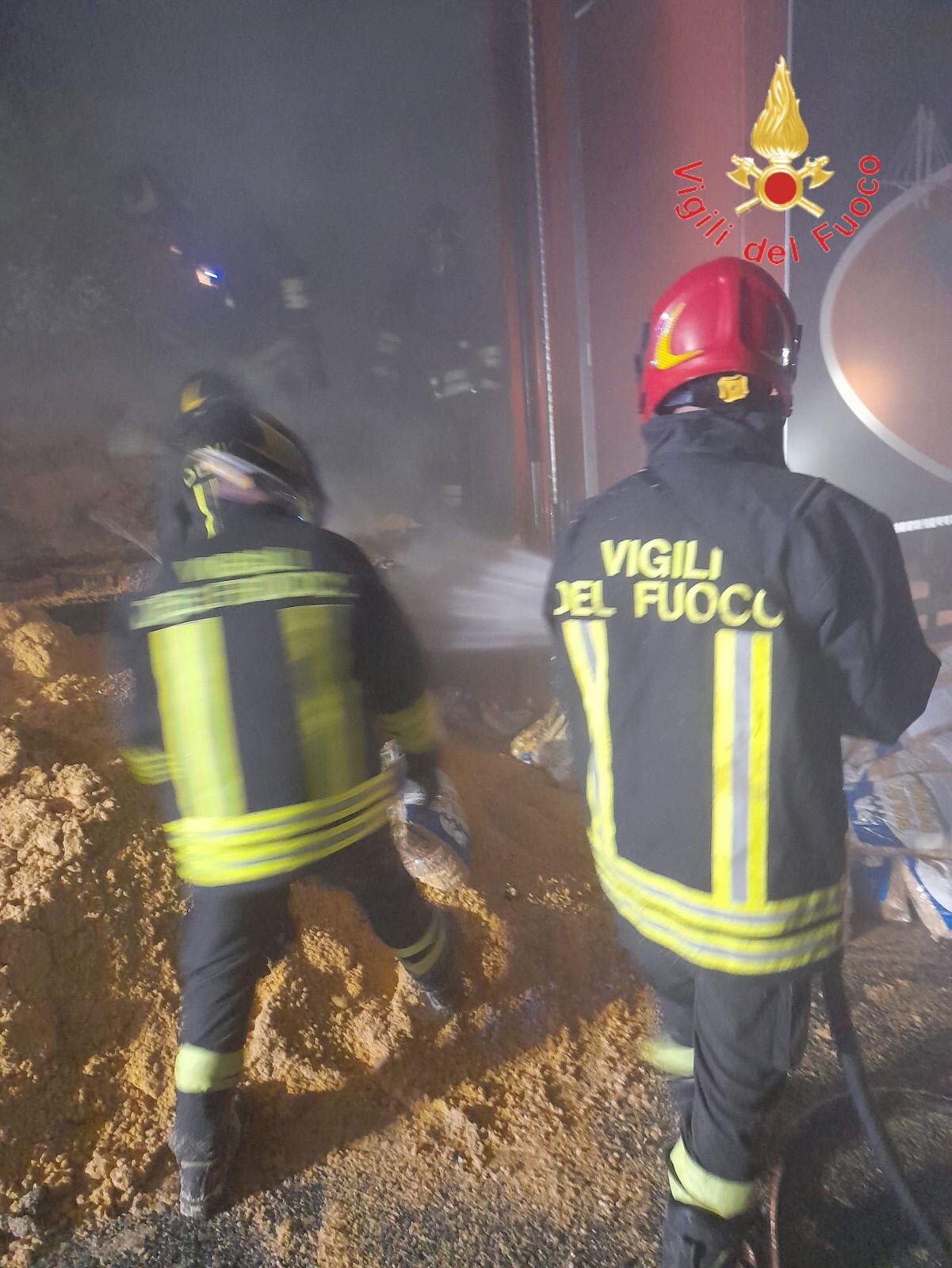 In fiamme un autotreno sull’A2 del Mediterraneo: salvo l'autista images In fiamme un autotreno sull’A2 del Mediterraneo: salvo l'autista