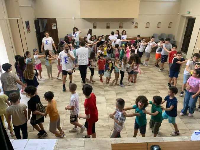 images Catanzaro, giochi e laboratori al GREST della Parrocchia San Pio X: tra i ragazzi anche la polizia