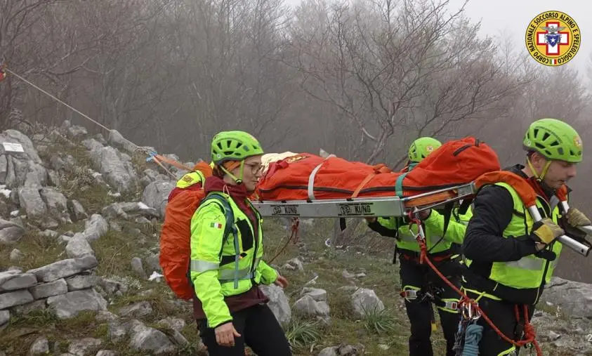 images Donna cade all'interno del Parco del Pollino e si frattura una gamba: l'intervento del Soccorso Alpino 