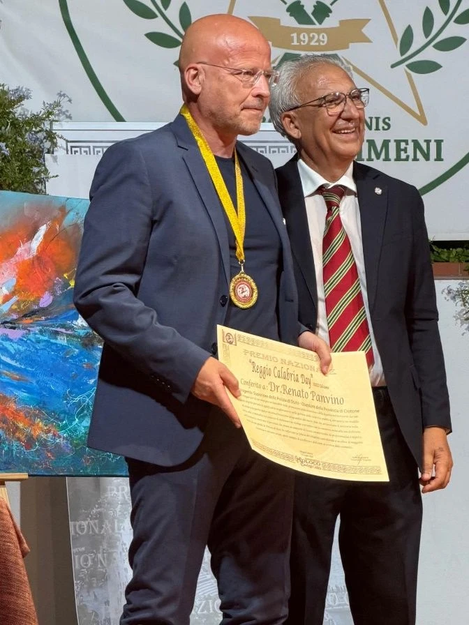 Crotone, il questore Renato Panvino insignito del "Premio Nazionale città di Reggio Calabria"