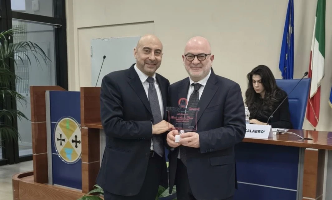 Reggio, Il Metropolitano Award a Carlo Parisi: riconoscimento al giornalismo di qualità e all’impegno per l’informazione