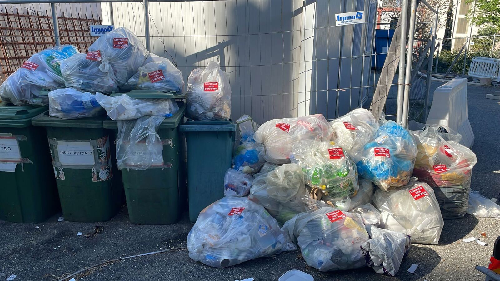 images Rifiuti, nuovo giro di vite della Polizia locale a Catanzaro: appostamenti e sanzioni contro chi non rispetta la raccolta differenziata