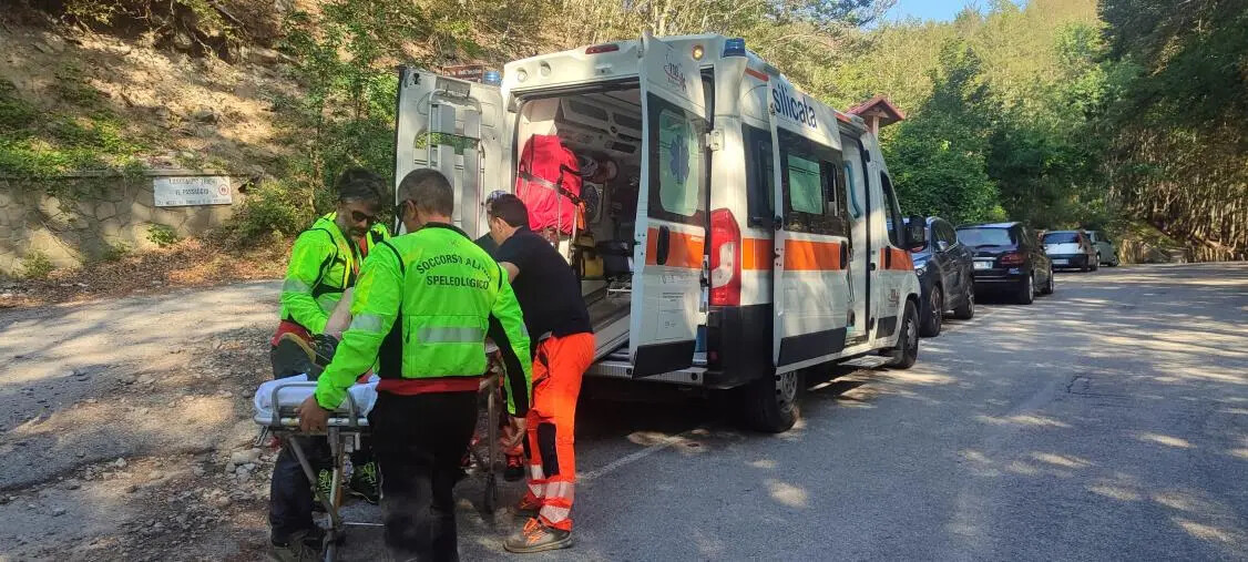 images Cade percorrendo un sentiero del Parco del Pollino, l'intervento del soccorso alpino