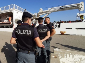Crotone, arrestato latitante ritenuto responsabile di un’organizzazione dedita alla tratta di essere umani