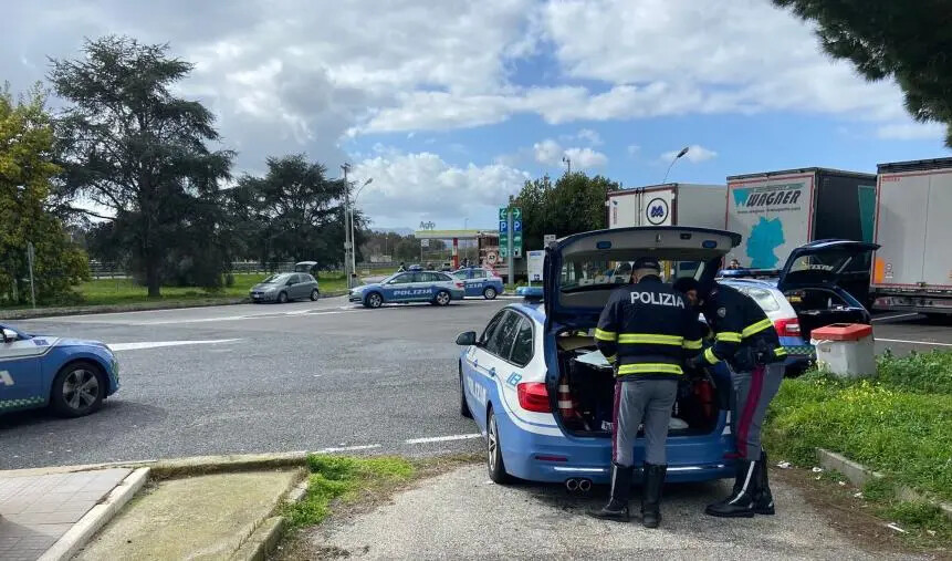 La Stradale di Reggio blocca un carico di latte non idoneo al consumo alimentare images La Stradale di Reggio blocca un carico di latte non idoneo al consumo alimentare