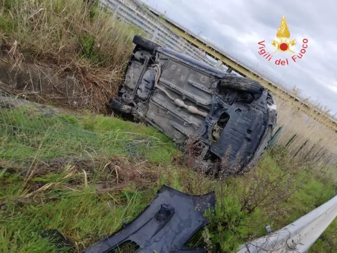 images Incidente stradale a Germaneto, auto perde il controllo e si ribalta