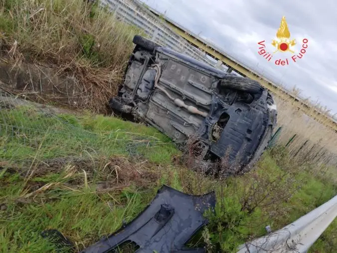 Incidente stradale a Germaneto, auto perde il controllo e si ribalta images Incidente stradale a Germaneto, auto perde il controllo e si ribalta