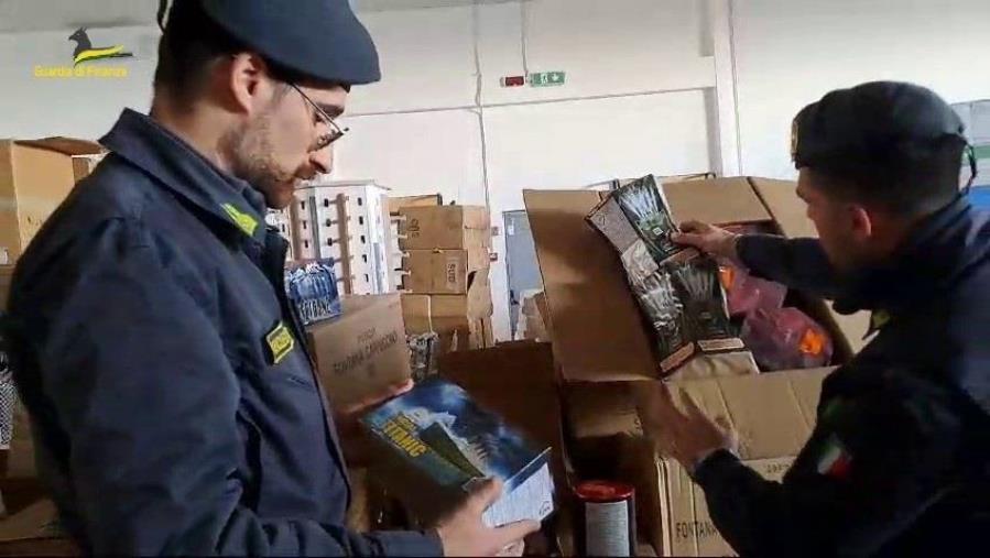 Catanzaro, sequestrati 330mila fuochi d’artificio e denunciata una persona images Catanzaro, sequestrati 330mila fuochi d’artificio e denunciata una persona