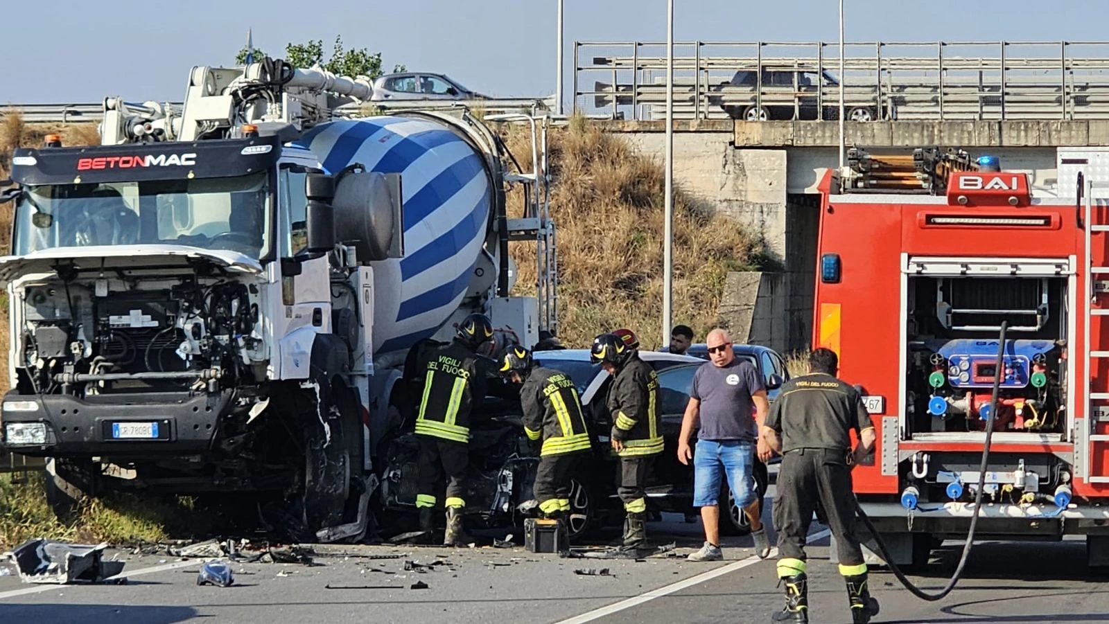 Scontro tra un camion betoniera e 2 auto sulla SS 106 al bivio di Simeri mare (VIDEO)