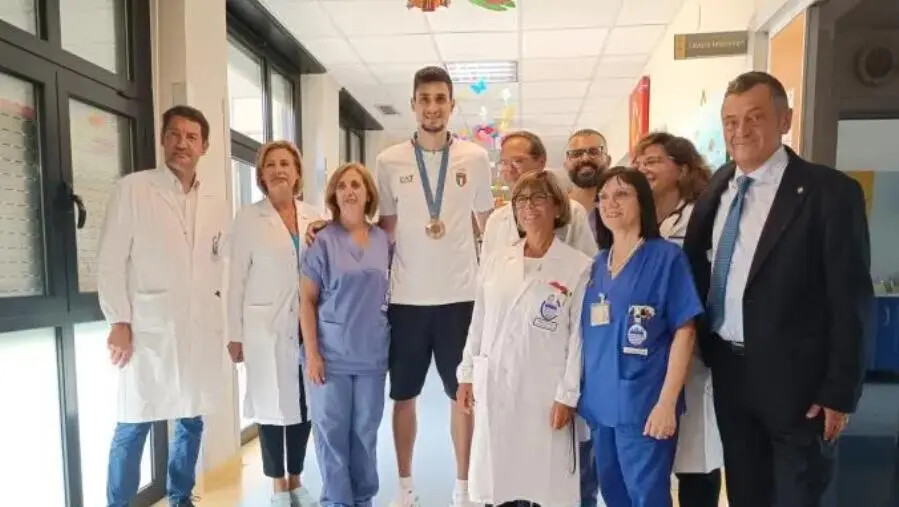 Simone Alessio porta un sorriso ai piccoli degenti dell’AOU "Dulbecco" di Catanzaro images Simone Alessio porta un sorriso ai piccoli degenti dell’AOU "Dulbecco" di Catanzaro