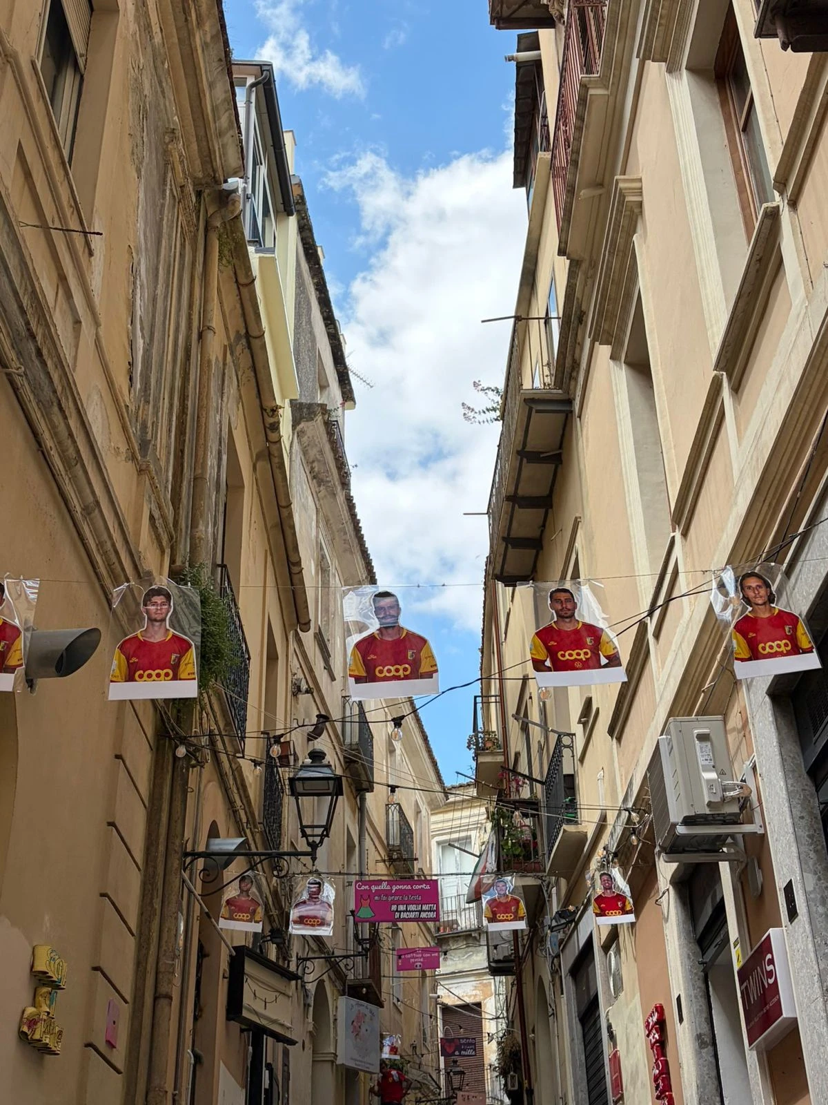 Catanzaro, vico Duomo si prepara alla finale playoff con un omaggio a squadra e società 