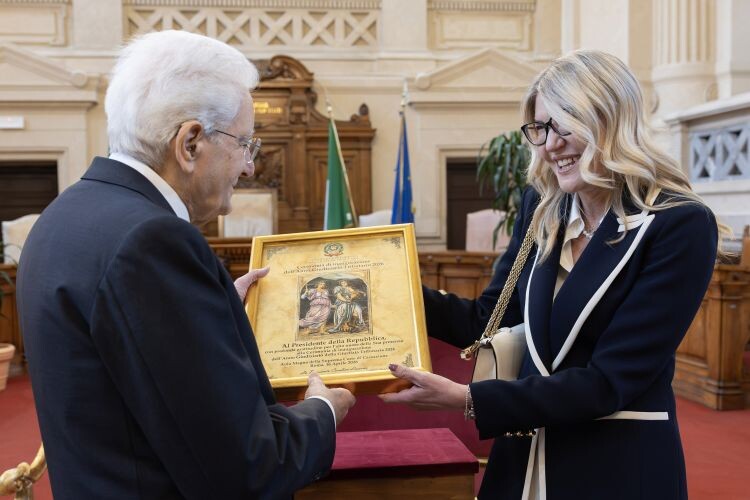 images Al Presidente Mattarella un bassorilievo in argento di Michele Affidato 