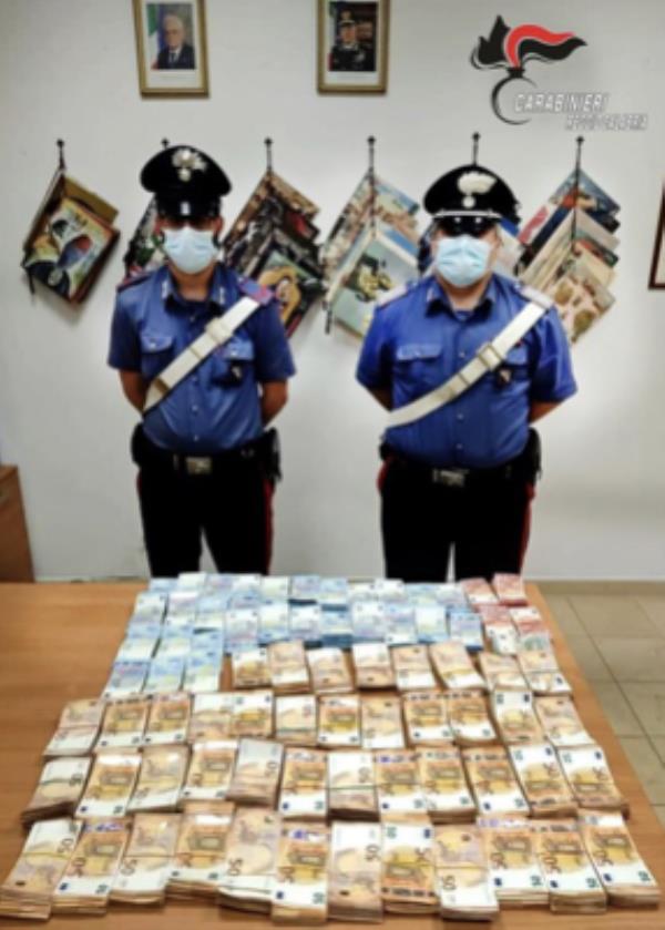 Riciclaggio di denaro: sequestrati 1,5 milioni euro a Gioia Tauro images Riciclaggio di denaro: sequestrati 1,5 milioni euro a Gioia Tauro
