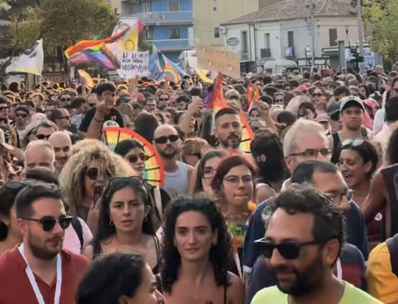Catanzaro, il primo Pride della città: migliaia in corteo tra diritti, inclusione e festa