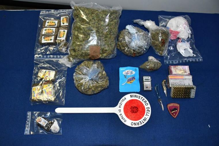 Reggio, spaccio di droga e armi in casa: in manette un diciannovenne images Reggio, spaccio di droga e armi in casa: in manette un diciannovenne