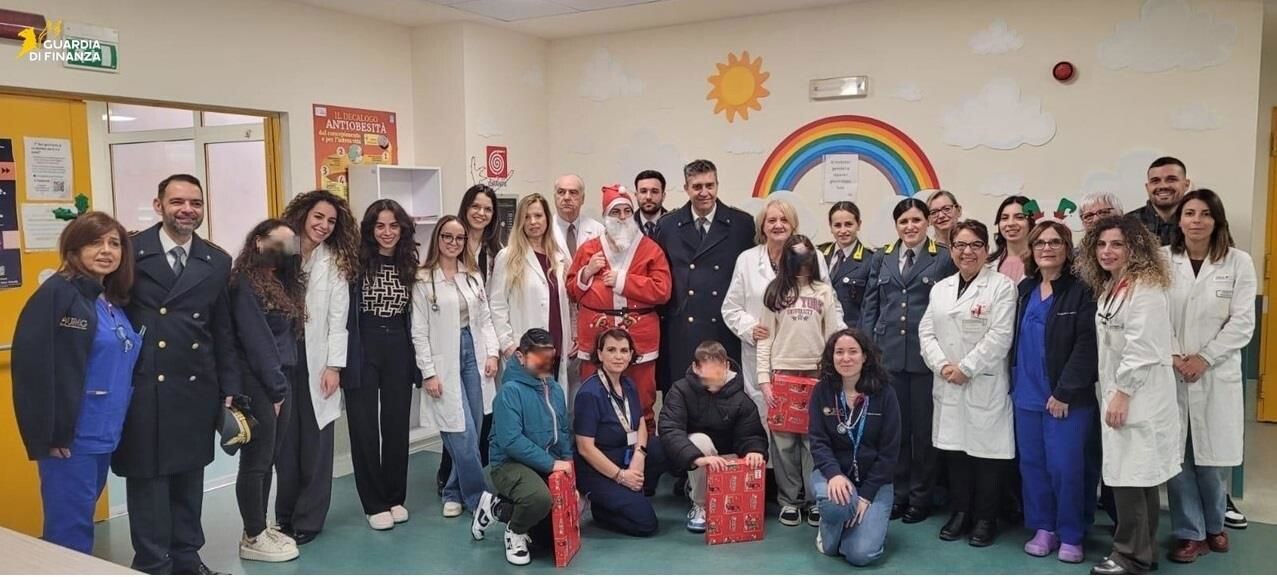 images Catanzaro, la Guardia di Finanza consegna i regali di Natale ai bimbi dei reparti di Pediatria 